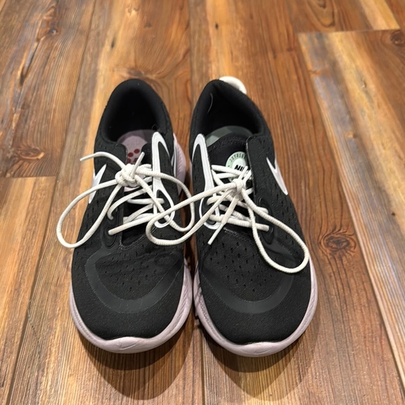 Nike Black and White Low-Top Sneakers - Picture 2 of 6